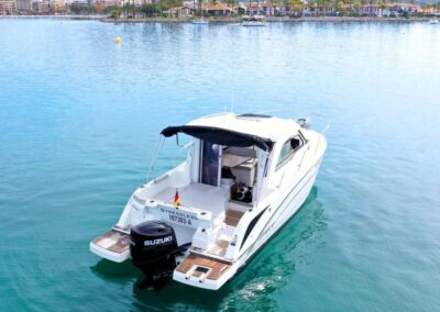 Motoyacht Stressless auf dem Wasser